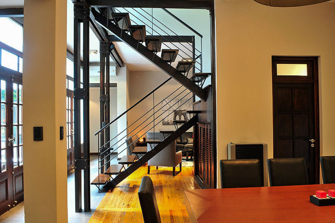 Escaleras + Sala comedor Radrizzani Rioja Arquitectos ระเบียงและโถงทางเดิน ไม้ Wood effect stairs,design,geometry,light