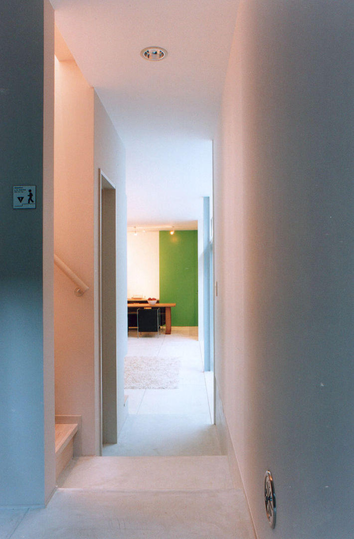 久我山の家, 東章司建築研究所 東章司建築研究所 Modern corridor, hallway & stairs