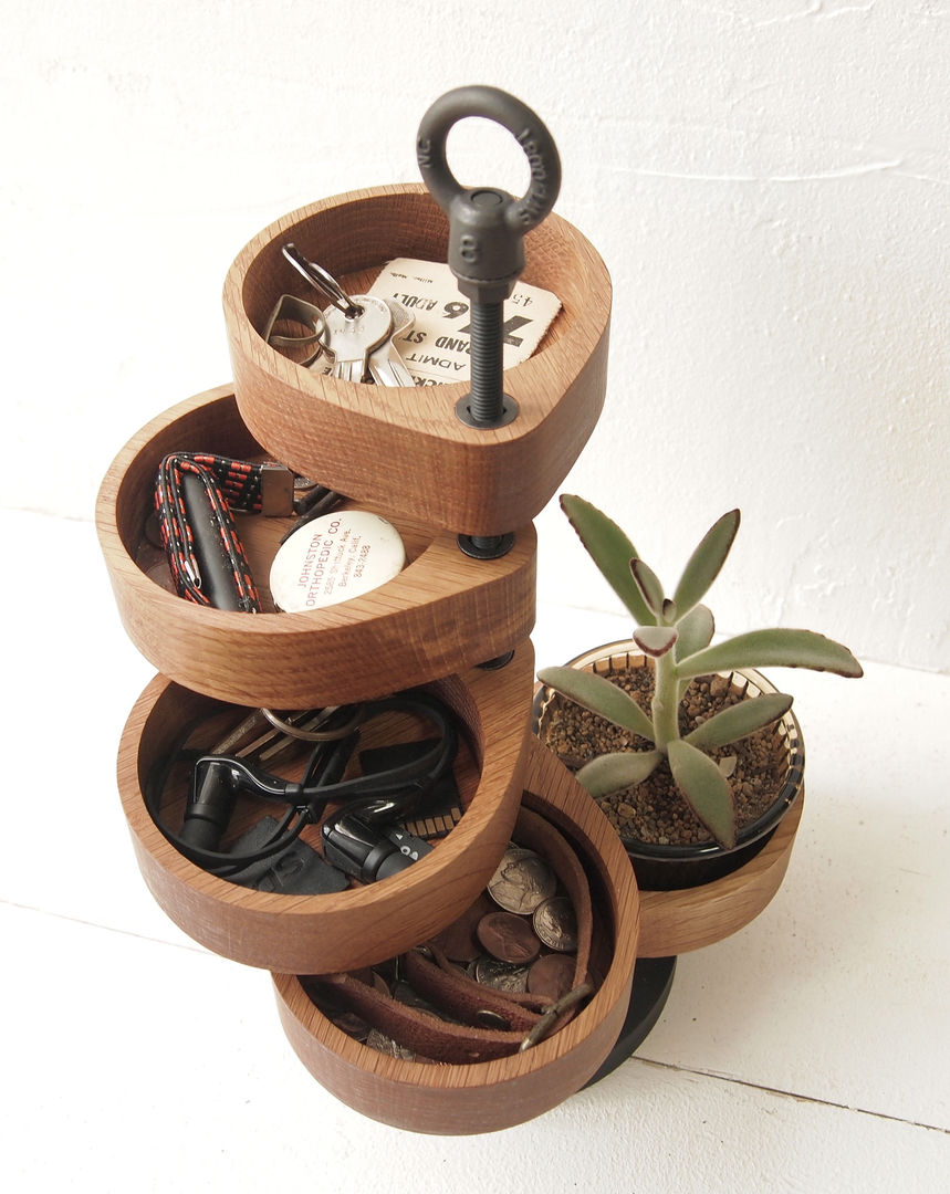 Spiraling timber jewelry organizer homify インダストリアルデザインの リビング 木 木目調 収納