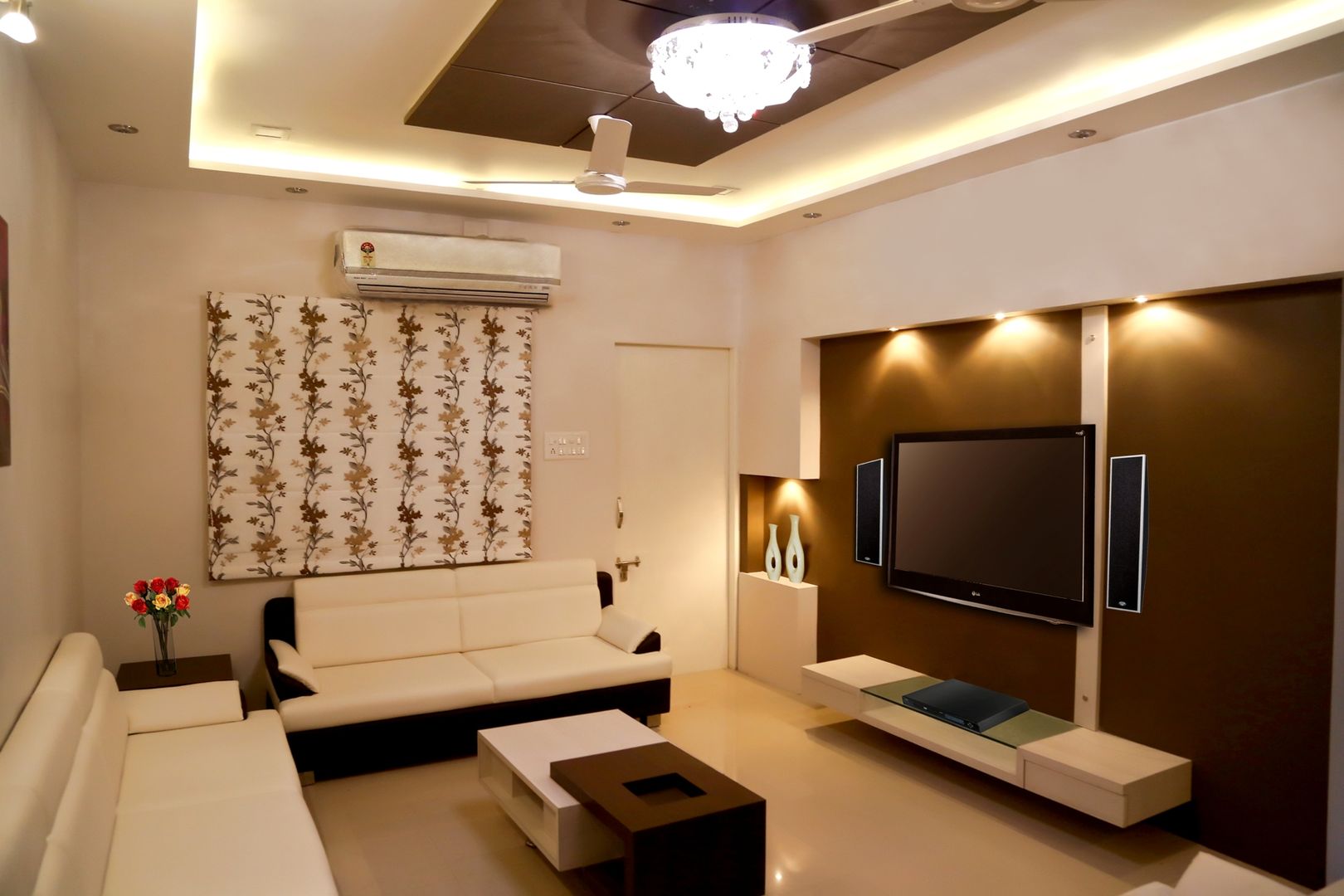 Dr. Mahesh Dama - 3 BHK Pent-house Interior, ZEAL Arch Designs ZEAL Arch Designs Salas modernas Muebles para televisión y equipos