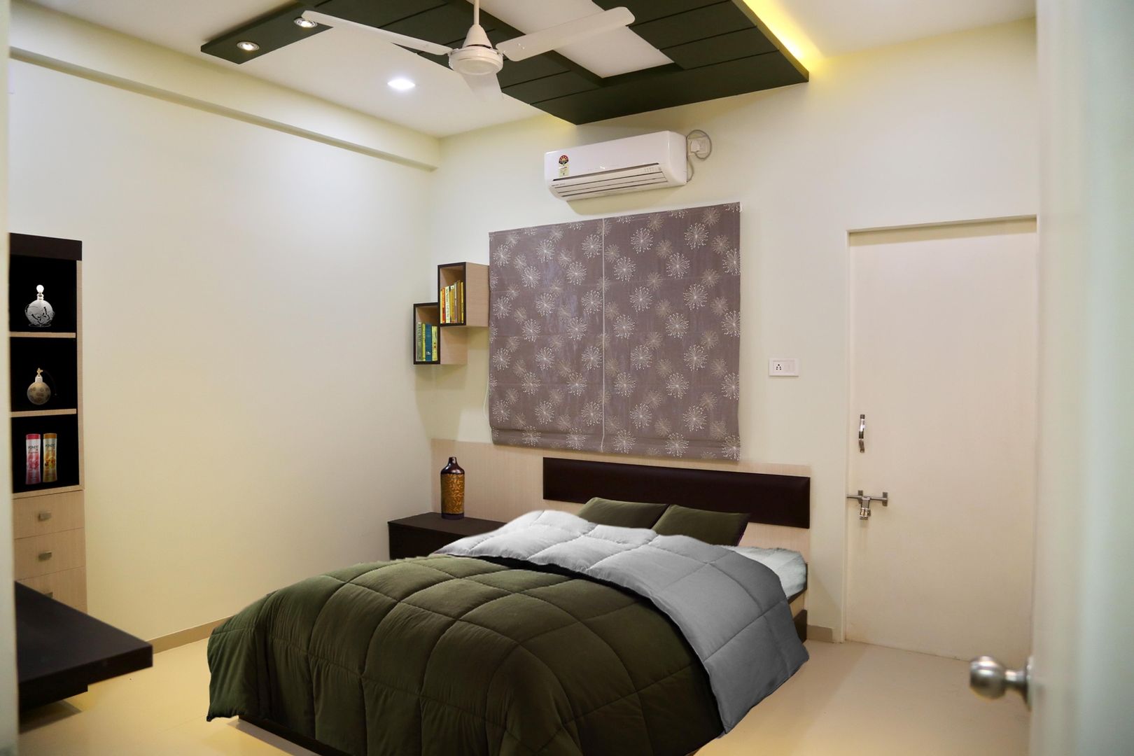 Dr. Mahesh Dama - 3 BHK Pent-house Interior, ZEAL Arch Designs ZEAL Arch Designs Dormitorios de estilo moderno Camas y cabeceras