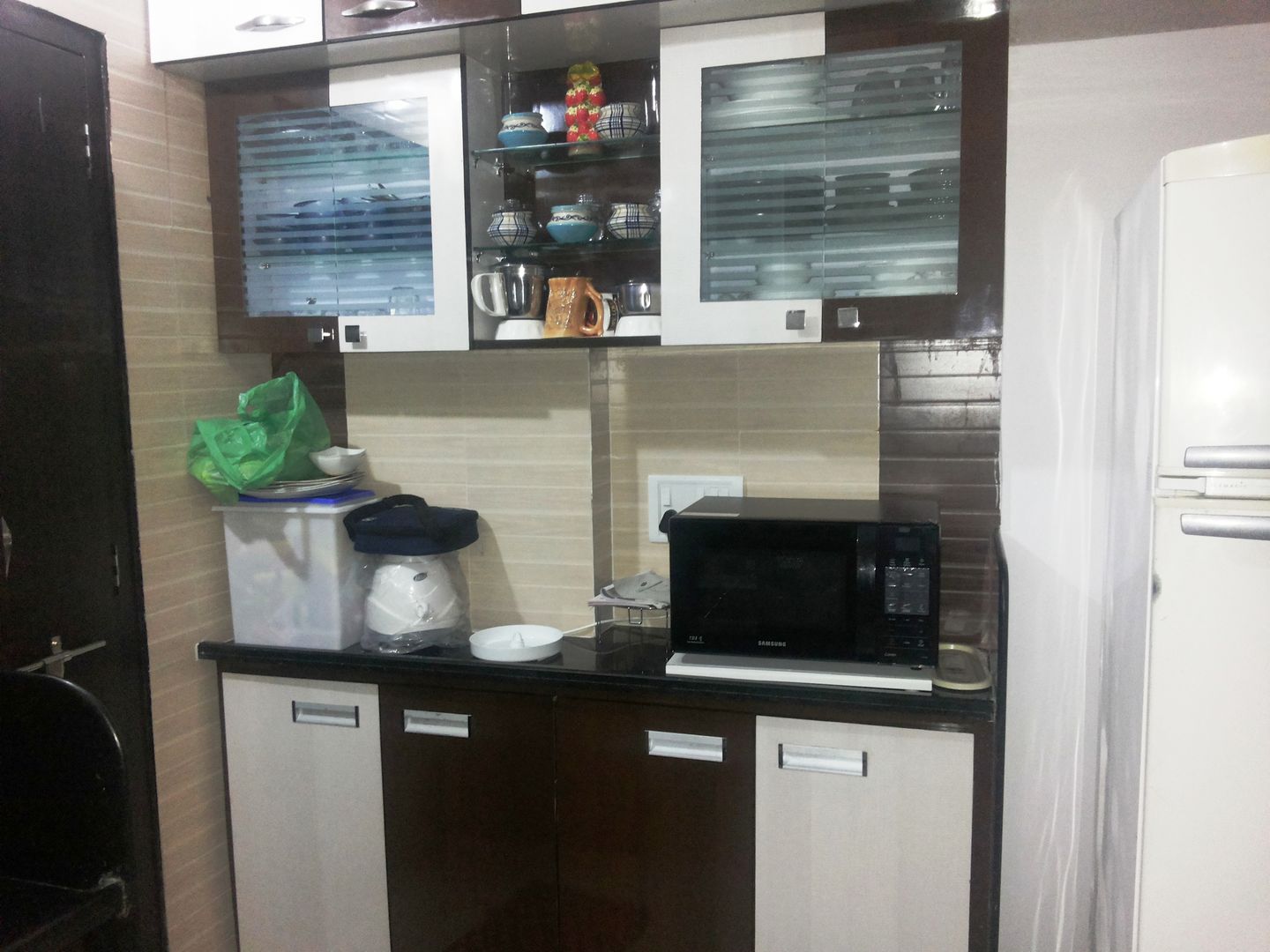 Ahokbhai Shah - 3 BHK Flat Interior, ZEAL Arch Designs ZEAL Arch Designs ห้องครัว ตู้เก็บของและชั้นวางของ