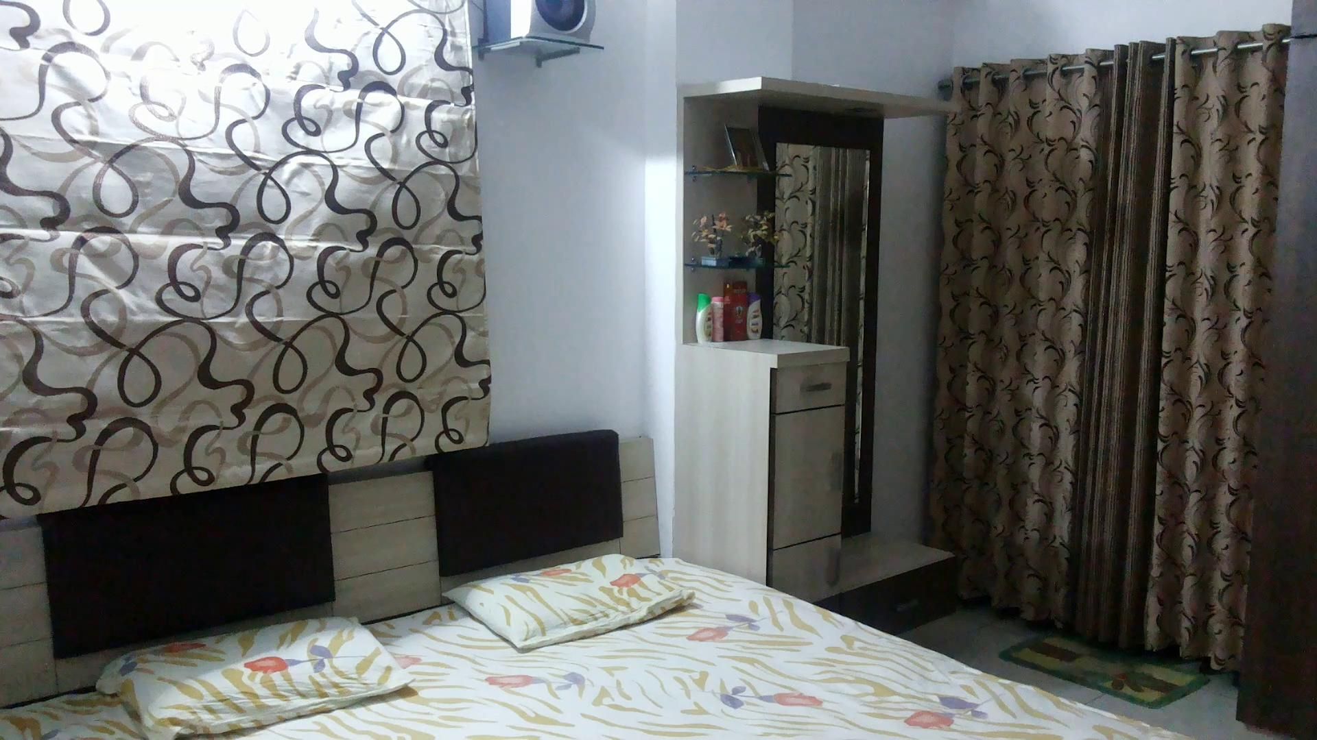 Ahokbhai Shah - 3 BHK Flat Interior, ZEAL Arch Designs ZEAL Arch Designs ห้องนอน โต๊ะแต่งหน้า