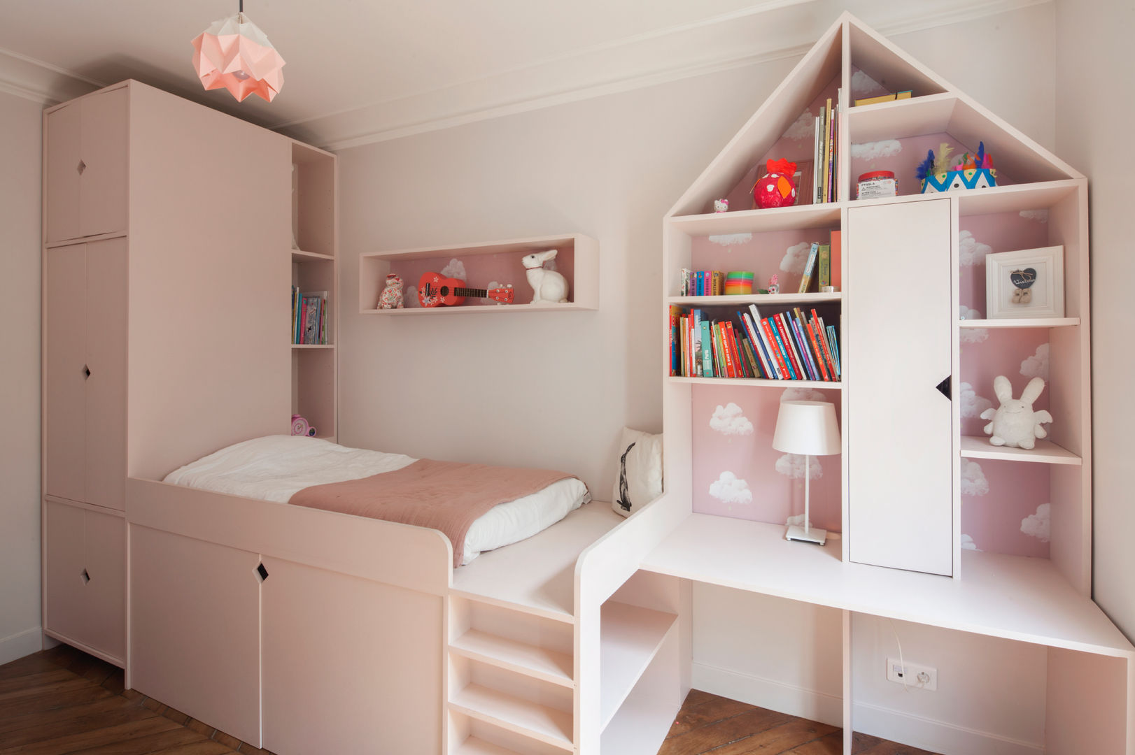 Vicky - Appartement familial de 80 m2 aux Batignolles, Batiik Studio Batiik Studio Nursery/kid’s room Beds & cribs