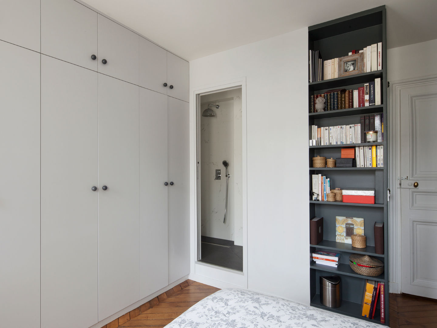 Vicky - Appartement familial de 80 m2 aux Batignolles, Batiik Studio Batiik Studio غرفة نوم Wardrobes & closets