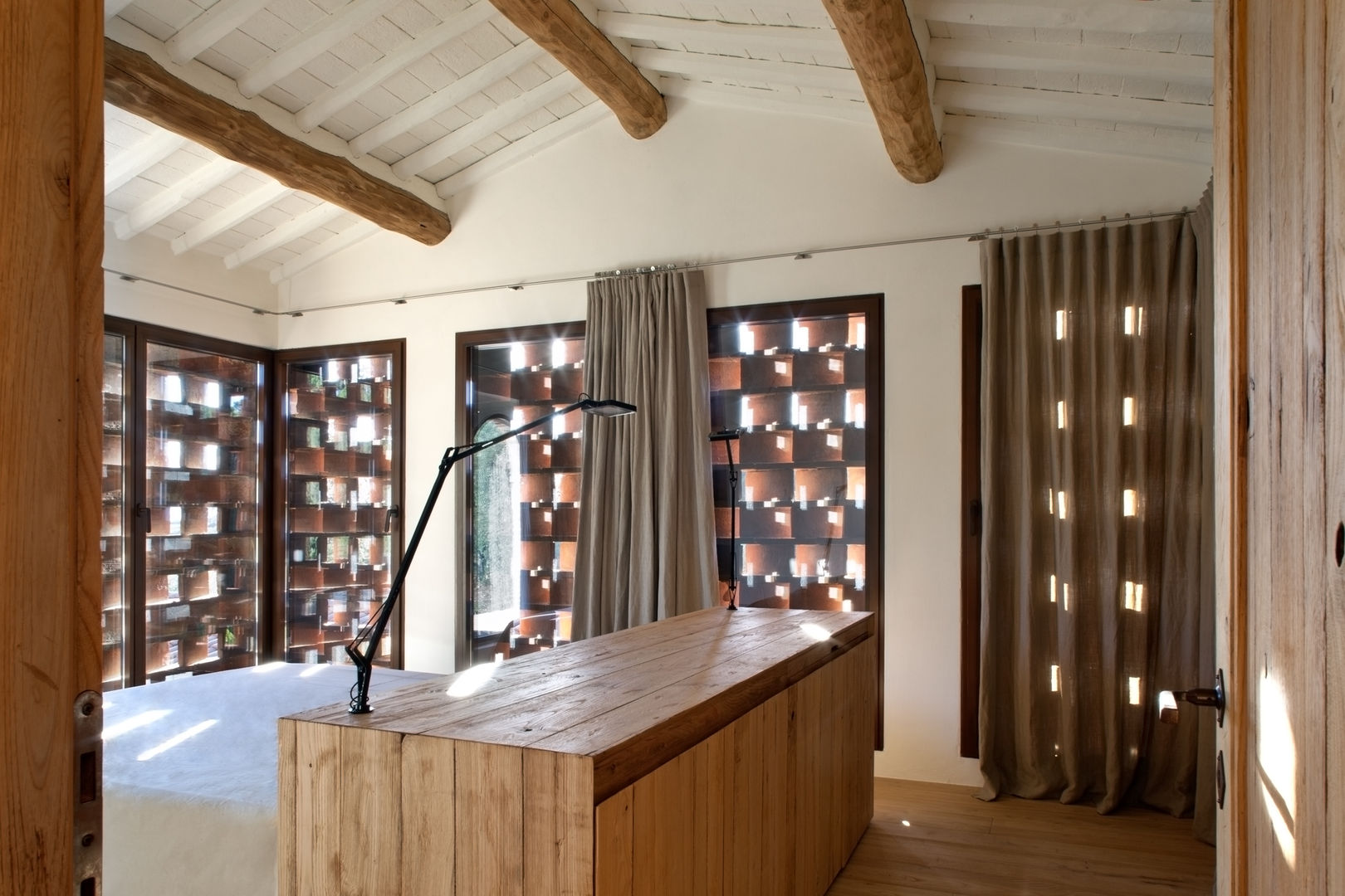 Bella casa in stile orientale: Funzionalità e Storia in un unico luogo, MIDE architetti MIDE architetti Rustic style bedroom