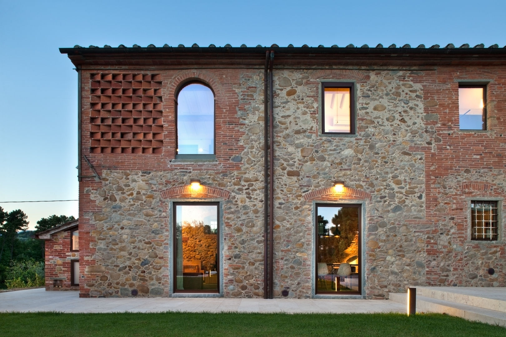 Bella casa in stile orientale: Funzionalità e Storia in un unico luogo, MIDE architetti MIDE architetti Casas de estilo rústico