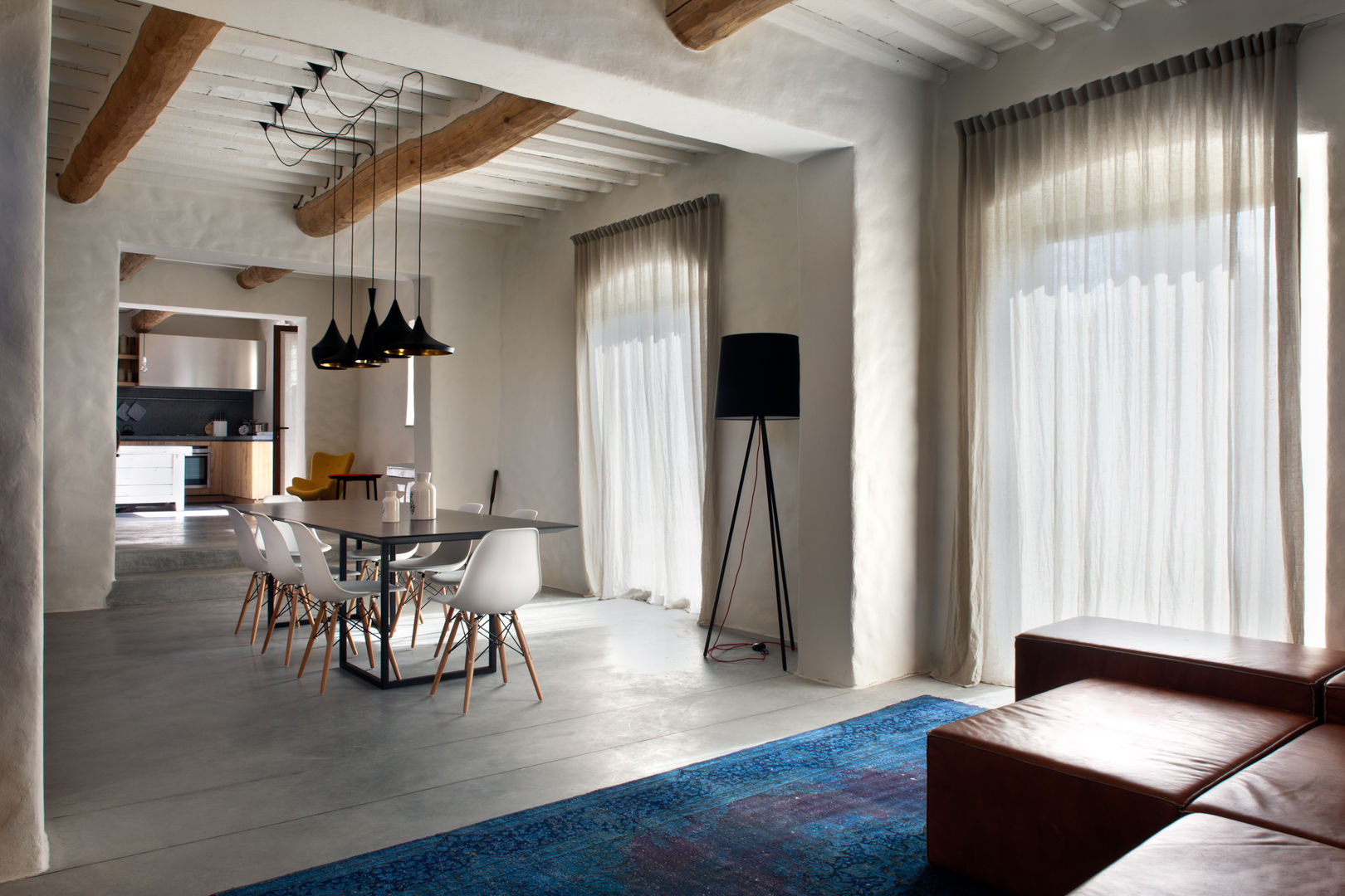 Bella casa in stile orientale: Funzionalità e Storia in un unico luogo, MIDE architetti MIDE architetti Living room