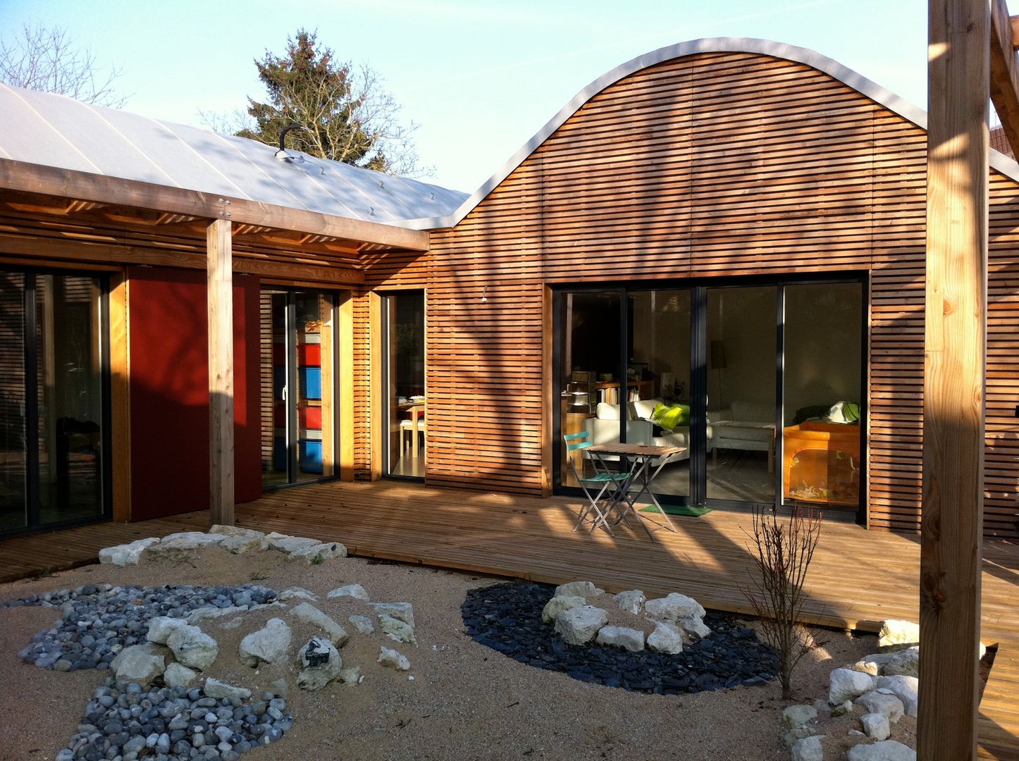 Le patio et la vue sur la baie du séjour Atelier d'Architecture Marc Lafagne, architecte dplg Maisons modernes