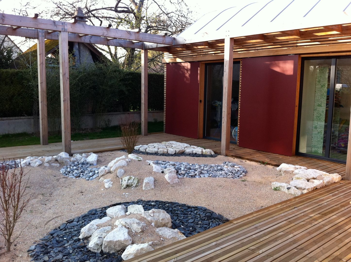 Le Patio, vue depuis le séjour vers l'aile des chambres. Atelier d'Architecture Marc Lafagne, architecte dplg Maisons modernes