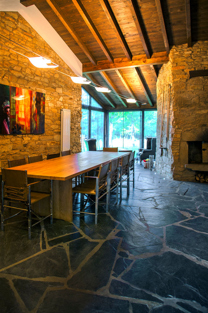 Un refugio en el campo con mucho arte, Belén Sueiro Belén Sueiro Sala da pranzo moderna