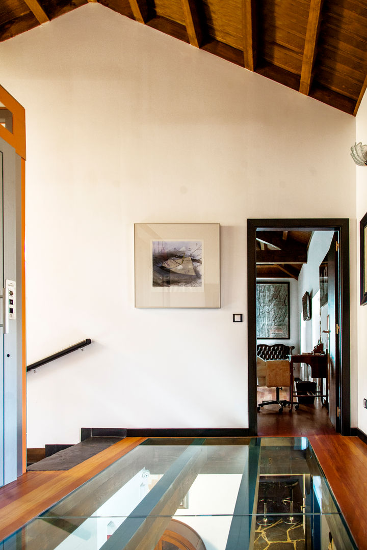 Un refugio en el campo con mucho arte, Belén Sueiro Belén Sueiro Modern Corridor, Hallway and Staircase