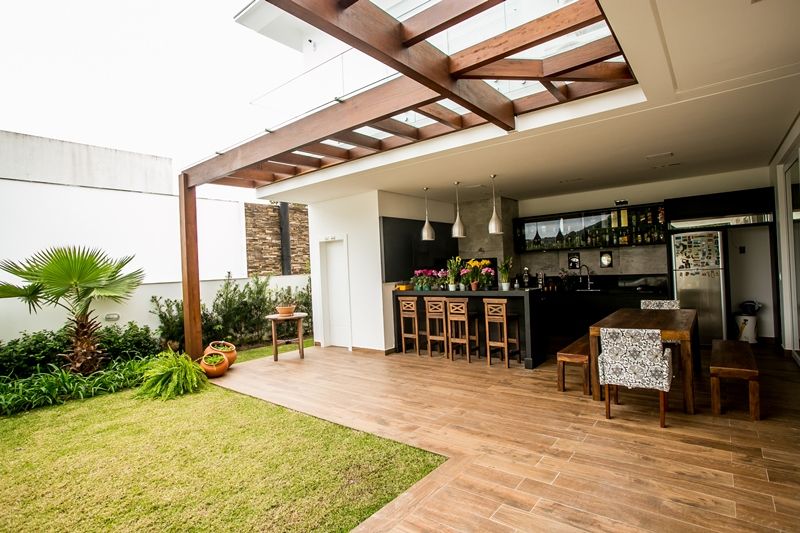 Casa Corrego grande, Roma Arquitetura Roma Arquitetura Classic style balcony, veranda & terrace