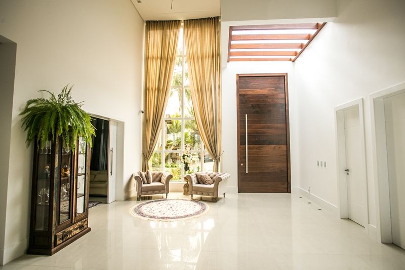 Casa Corrego grande, Roma Arquitetura Roma Arquitetura Classic style corridor, hallway and stairs