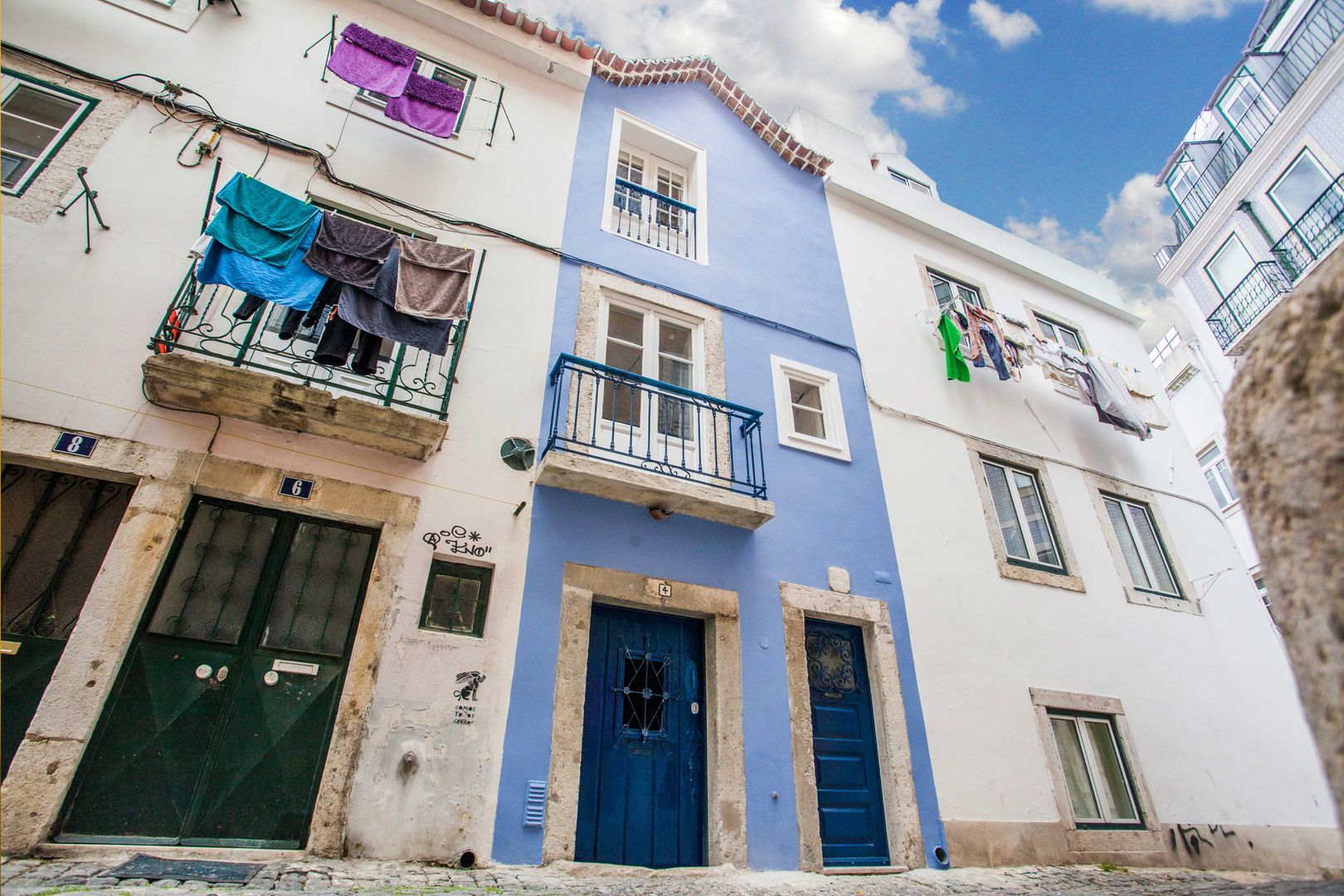 Prédio Turístico em Santa Catarina, Lisboa, alma portuguesa alma portuguesa Rustic style doors Doors