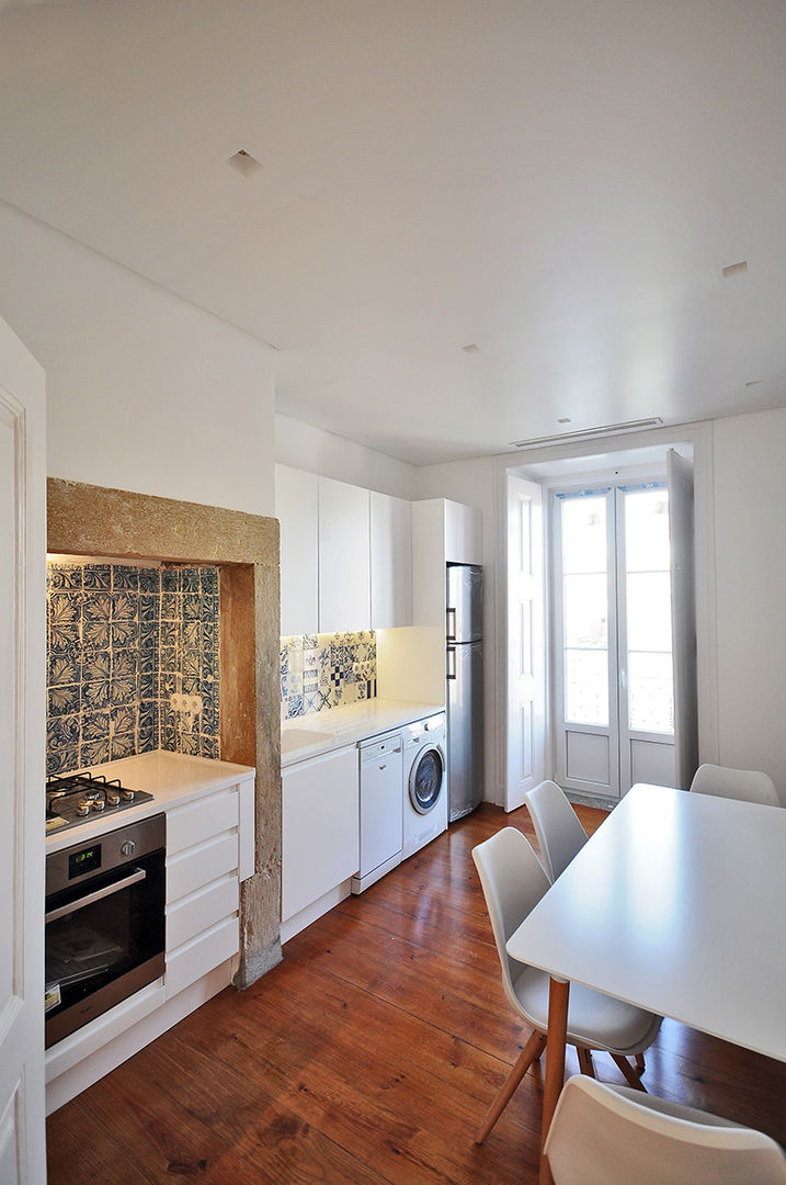Apartamento Lisboa, colectivo ODD colectivo ODD オリジナルデザインの キッチン