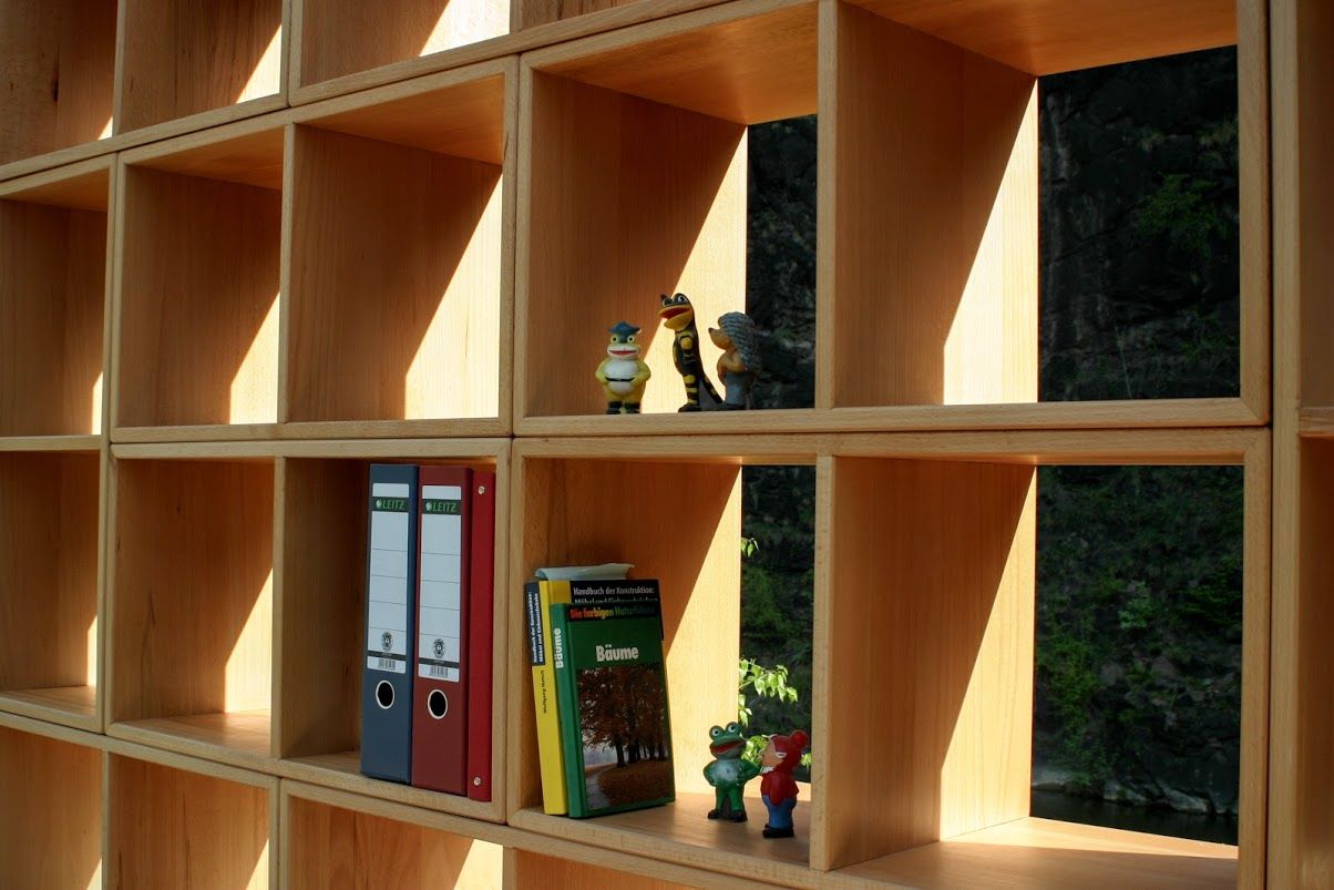 Regal und Bibliothek, Atelier Sinnesmagnet Atelier Sinnesmagnet Classic style study/office Solid Wood Multicolored Cupboards & shelving