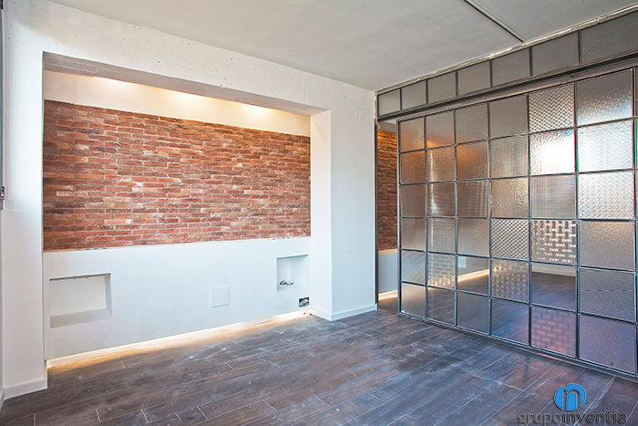 Reforma de vivienda en el Poble Nou de Barcelona, Grupo Inventia Grupo Inventia Industrial style living room Bricks