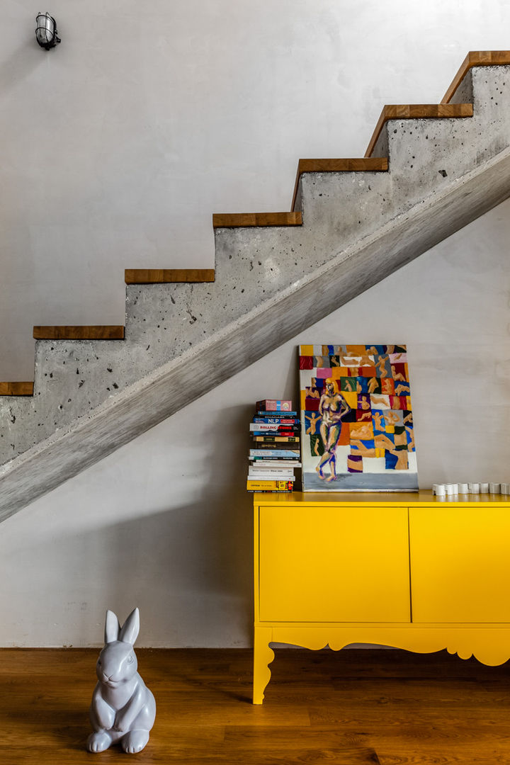 homify Eclectic style corridor, hallway & stairs Concrete