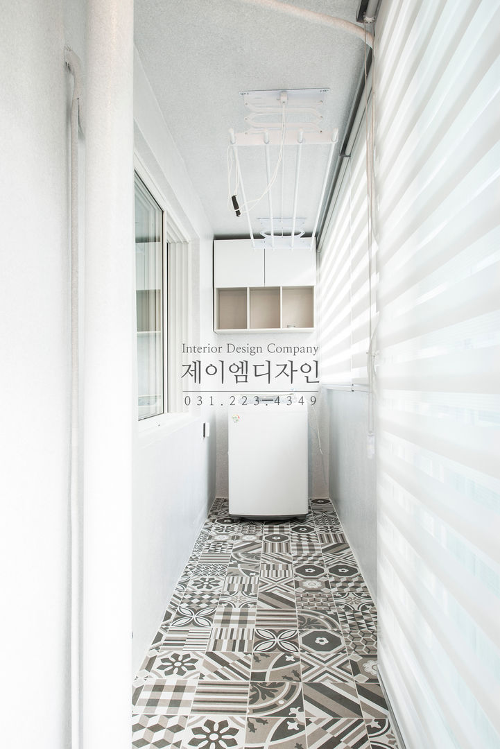 영통 매탄동 동남아파트 22평인테리어, JMdesign JMdesign Industrialer Balkon, Veranda & Terrasse