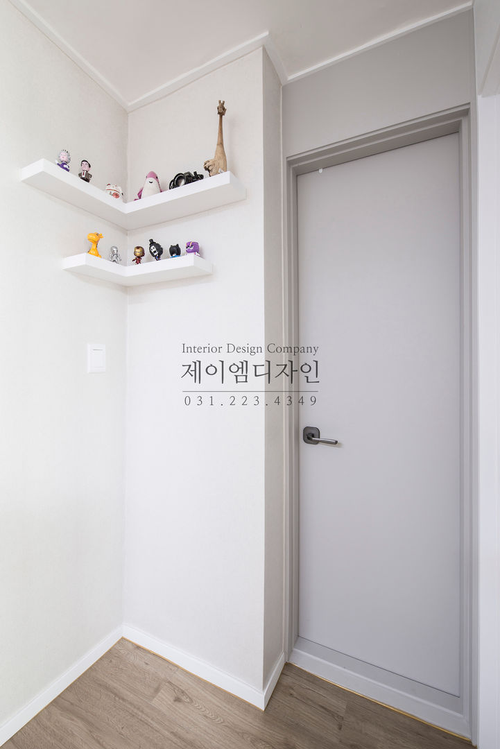 영통 매탄동 동남아파트 22평인테리어, JMdesign JMdesign Pang-industriya na corridors estilo, Pasilyo & Hagdan