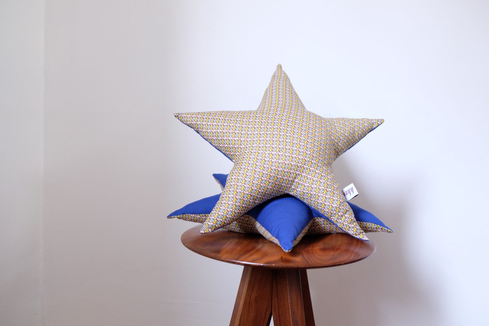 Coussin étoile géométrique et bleu, Nayy Nayy منازل الغزل والنسيج Amber/Gold Accessories & decoration