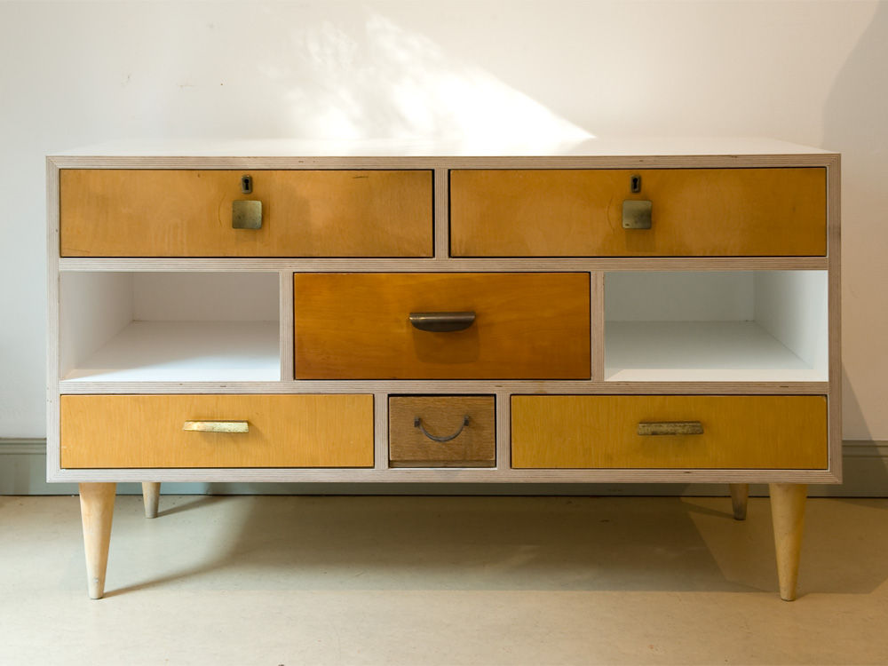 homify 现代客厅設計點子、靈感 & 圖片 木頭 Wood effect 餐具櫃