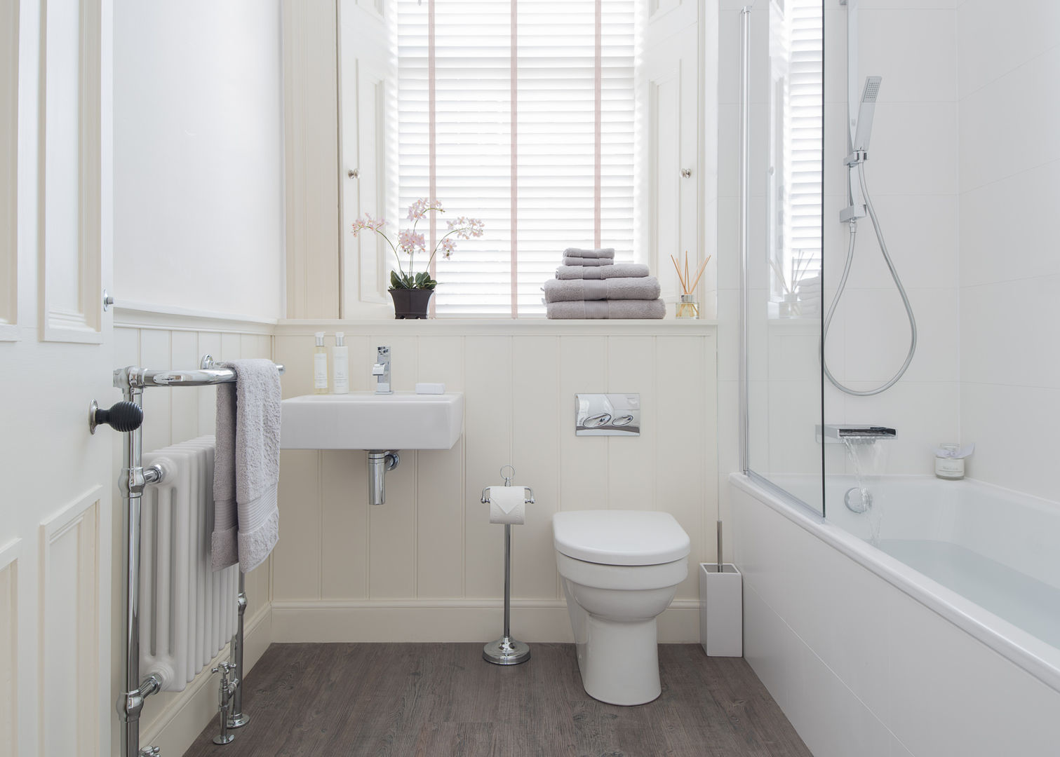 Townhouse Bathroom homify Modern bathroom