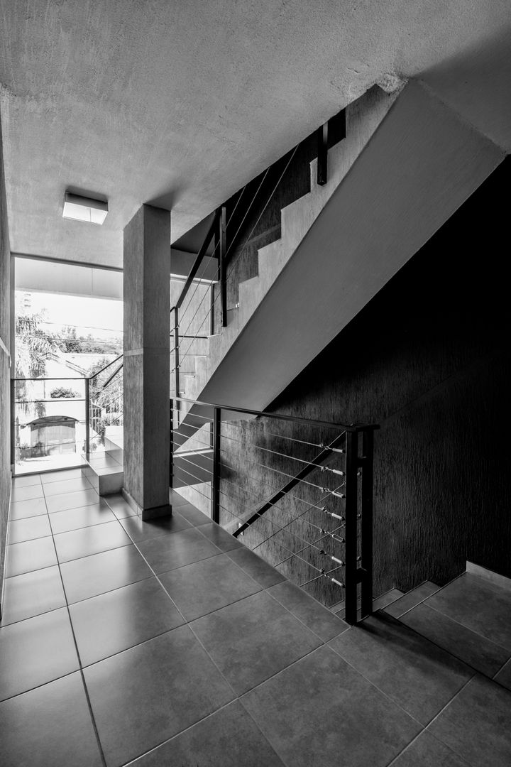 PORTAL SANTA RITA, CELOIRA CALDERON ARQUITECTOS CELOIRA CALDERON ARQUITECTOS モダンスタイルの 玄関&廊下&階段