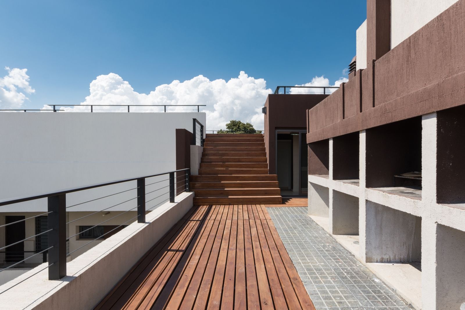 PORTAL SANTA RITA, CELOIRA CALDERON ARQUITECTOS CELOIRA CALDERON ARQUITECTOS モダンデザインの テラス