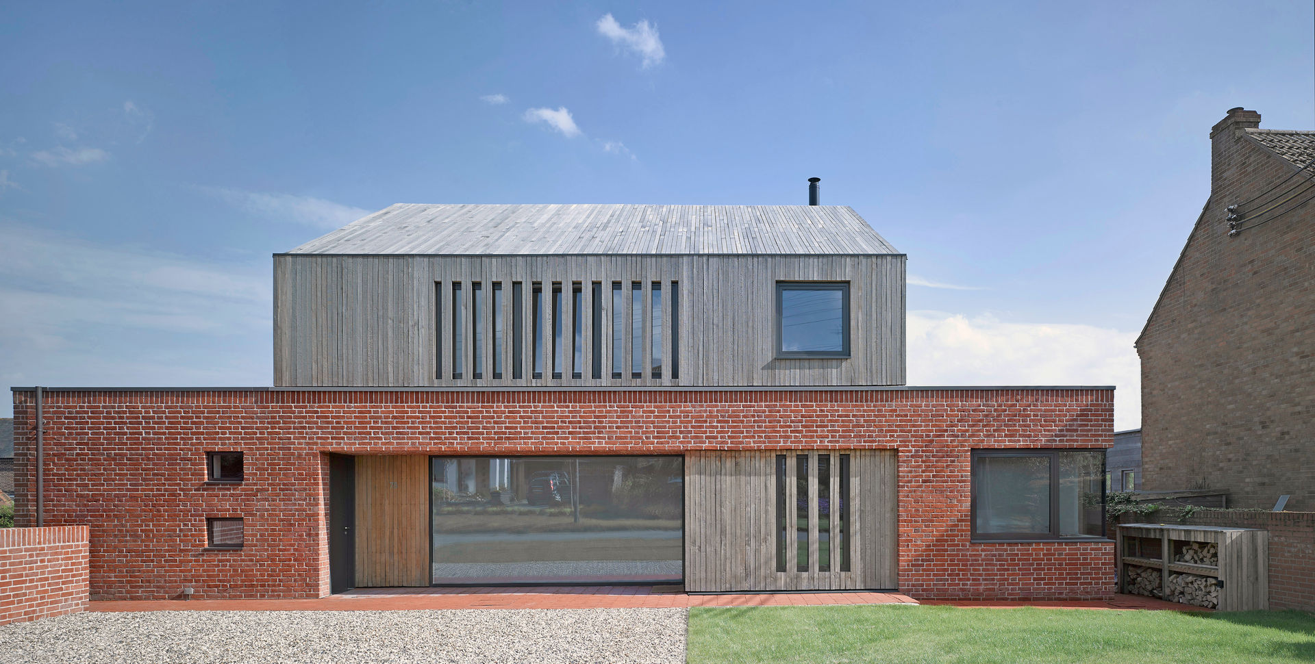 Front elevation of Broad Street House, Suffolk Nash Baker Architects Ltd Casas modernas Tijolo