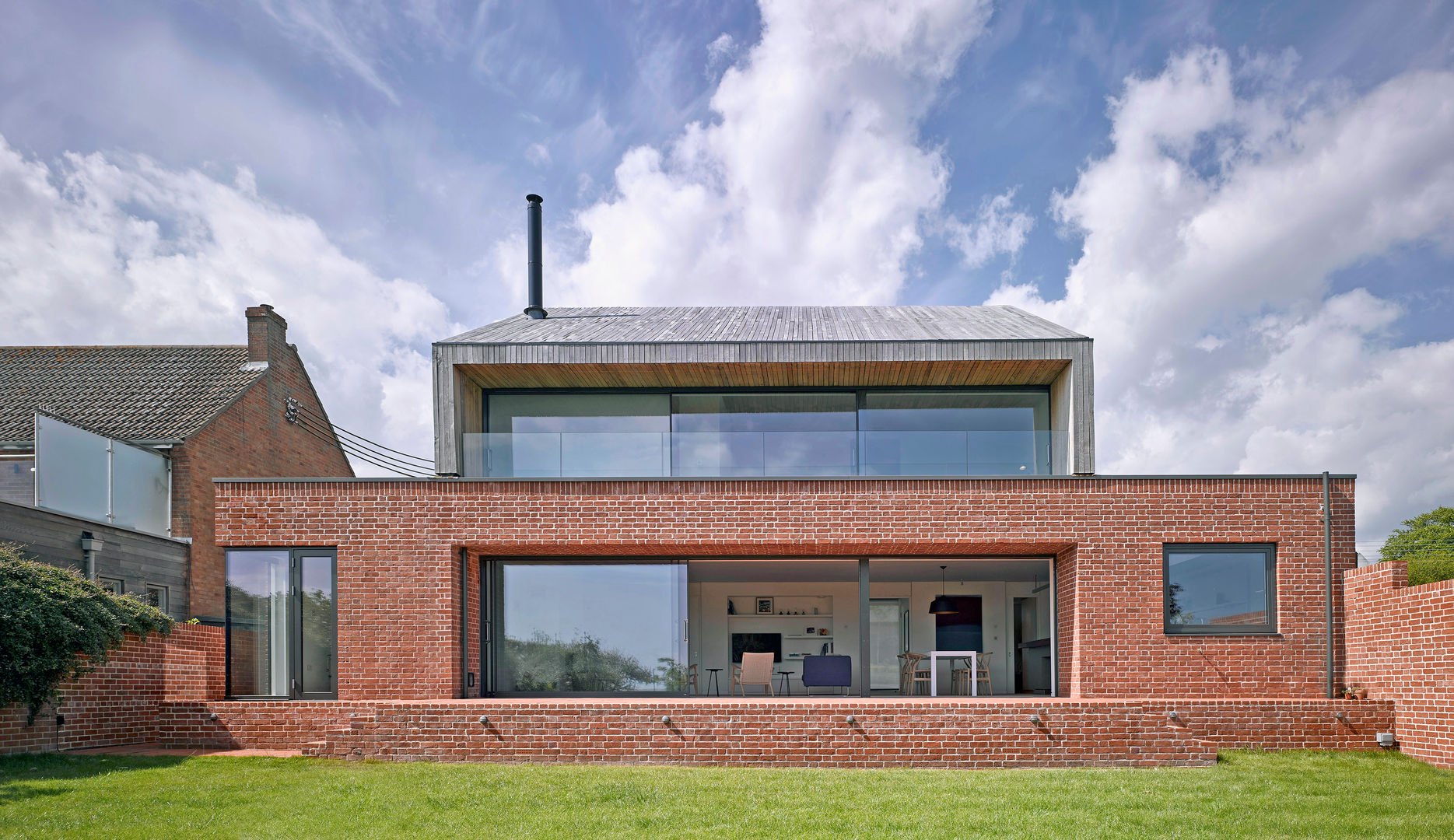 Rear elevation of the house at Broad Street in Suffolk Nash Baker Architects Ltd モダンな 家 レンガ