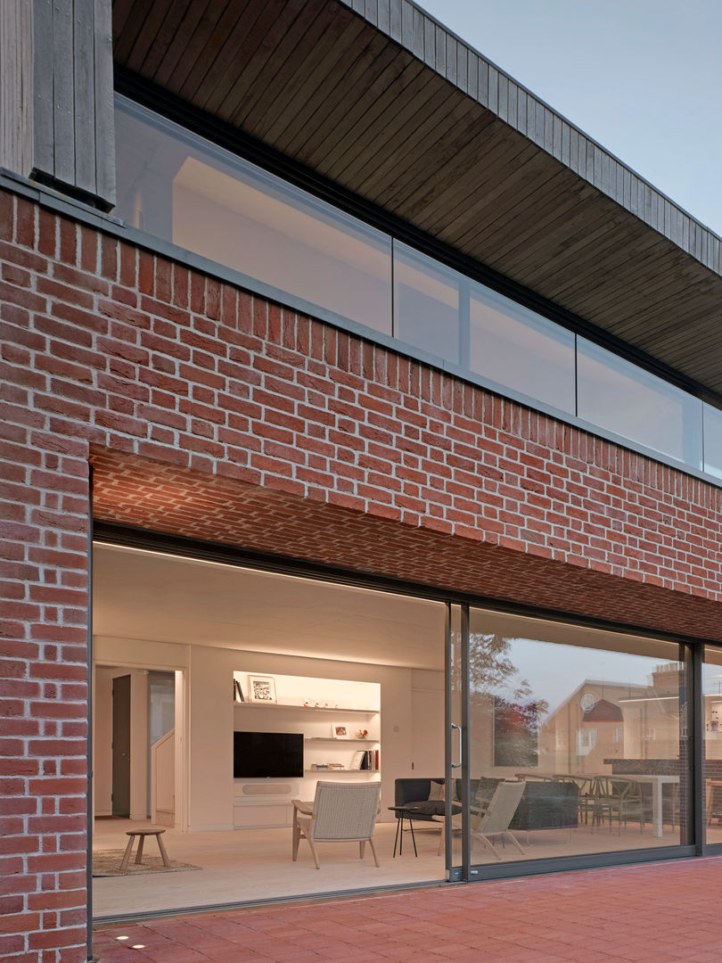 Rear elevation of the house at Broad Street in Suffolk Nash Baker Architects Ltd モダンな 家 レンガ