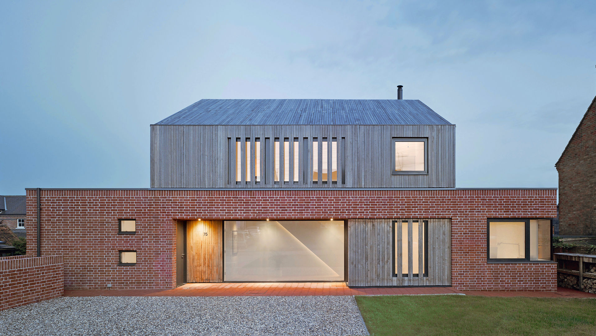 Front elevation of Broad Street House, Suffolk Nash Baker Architects Ltd 現代房屋設計點子、靈感 & 圖片 磚塊