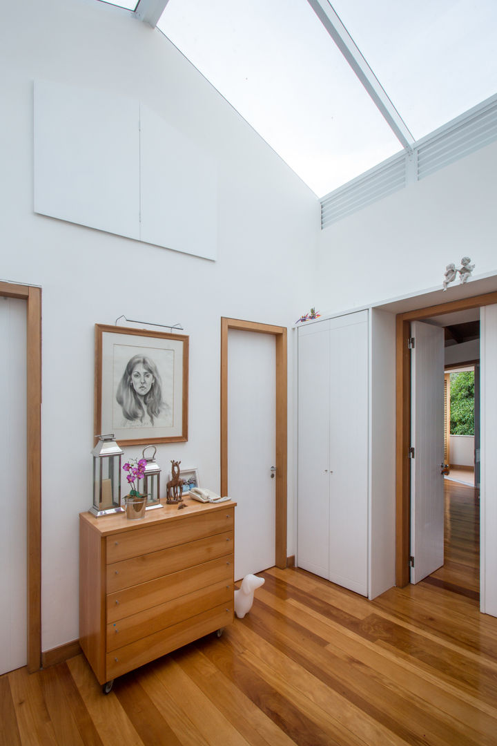 CASA HORTO, Maria Claudia Faro Maria Claudia Faro Tropical corridor, hallway & stairs