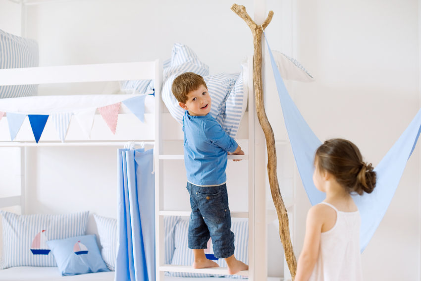 homify Quarto infantil clássico Madeira Efeito de madeira Camas e berços