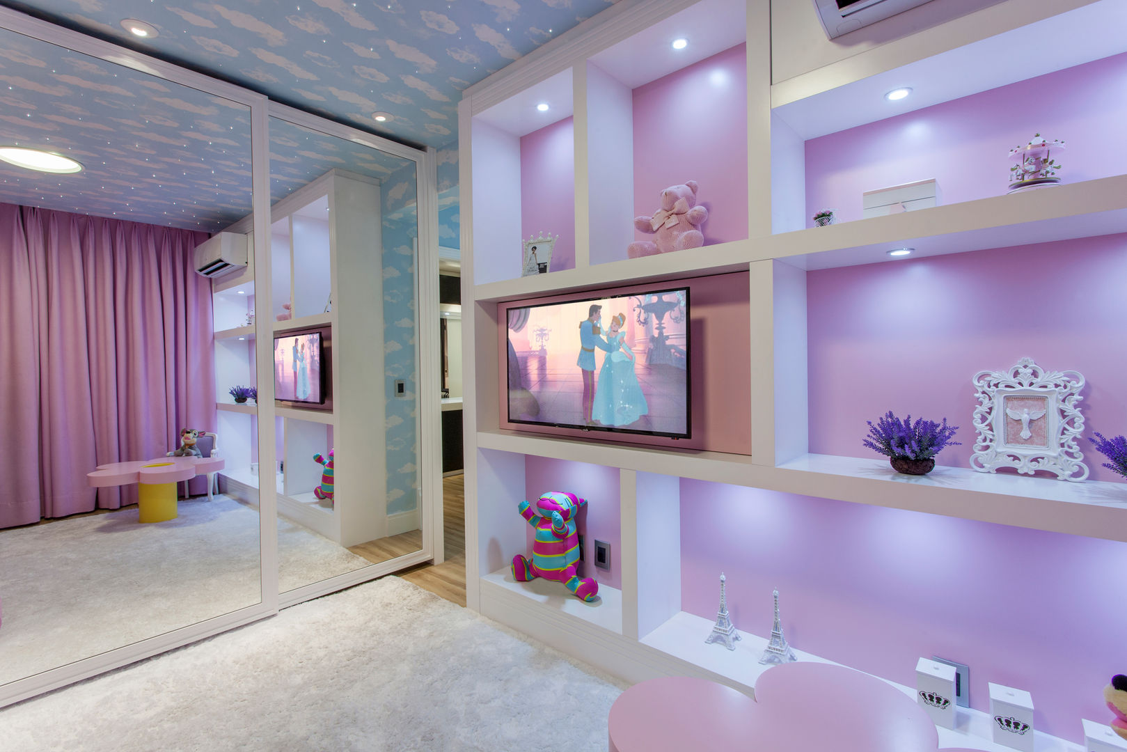 Painel de TV para quarto: vantagens de ter e +18 modelos para inspirar ...
