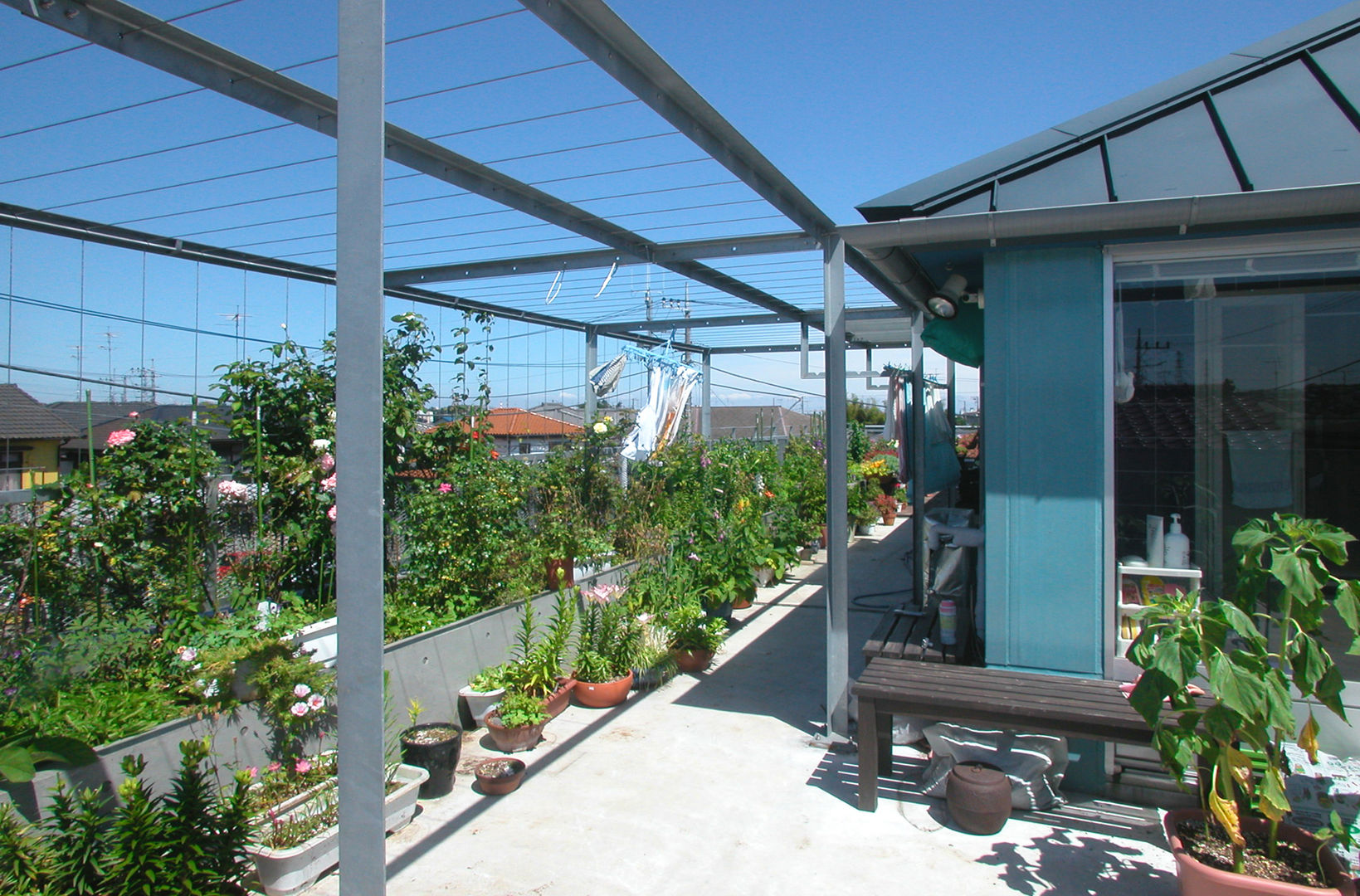 屋上を大地にして住宅をつくる, ユミラ建築設計室 ユミラ建築設計室 Balcone, Veranda & Terrazza in stile moderno