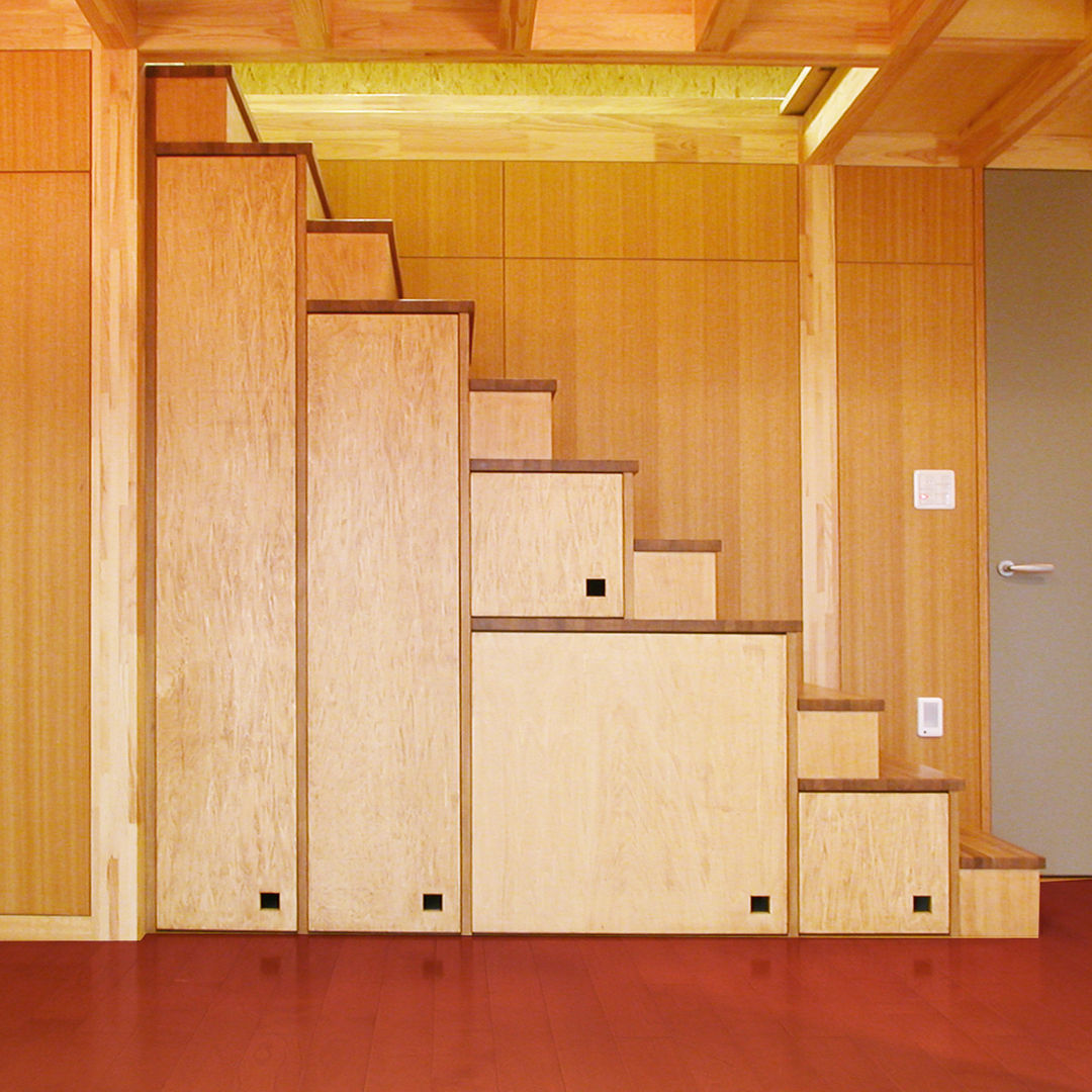 屋上を大地にして住宅をつくる, ユミラ建築設計室 ユミラ建築設計室 Modern corridor, hallway & stairs Storage