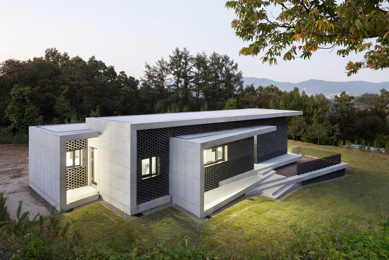 Gutters and Downspouts : House in Gyopyeong-Ri, studio origin studio origin Casas modernas: Ideas, imágenes y decoración