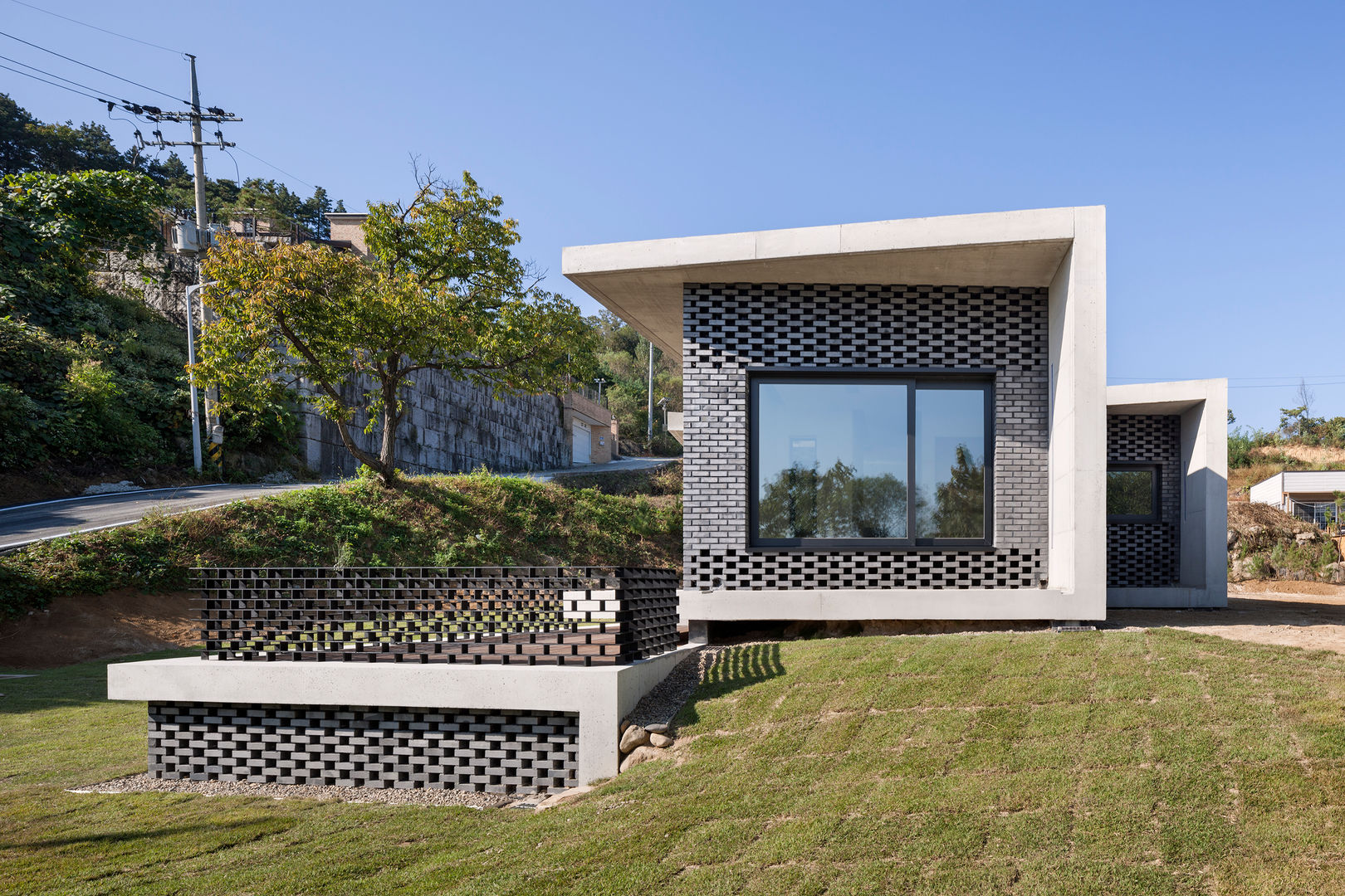 Gutters and Downspouts : House in Gyopyeong-Ri, studio origin studio origin Balcones y terrazas modernos