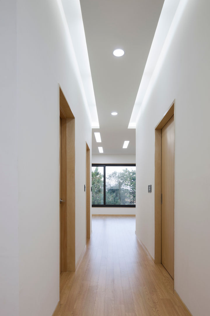 Gutters and Downspouts : House in Gyopyeong-Ri, studio origin studio origin Modern corridor, hallway & stairs