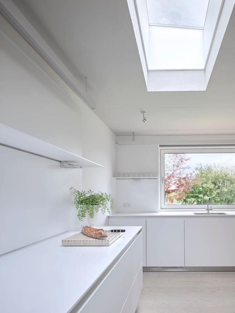 ​The kitchen at the house at Broad Street in Suffolk Nash Baker Architects Ltd Cucina moderna