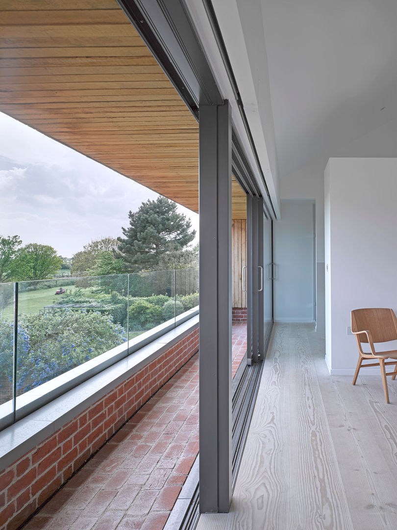 ​The master bedroom at the house at Broad Street in Suffolk Nash Baker Architects Ltd Dormitorios modernos