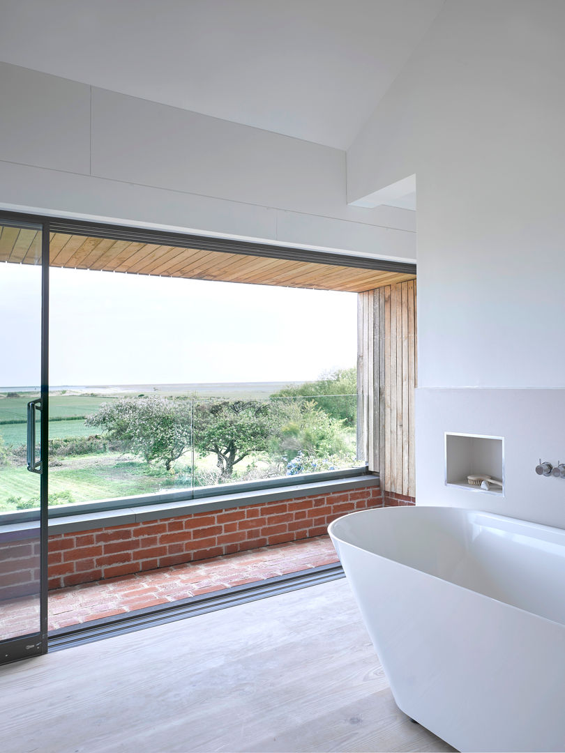 ​Upstairs bathroom at the house at Broad Street in Suffolk Nash Baker Architects Ltd 모던스타일 욕실