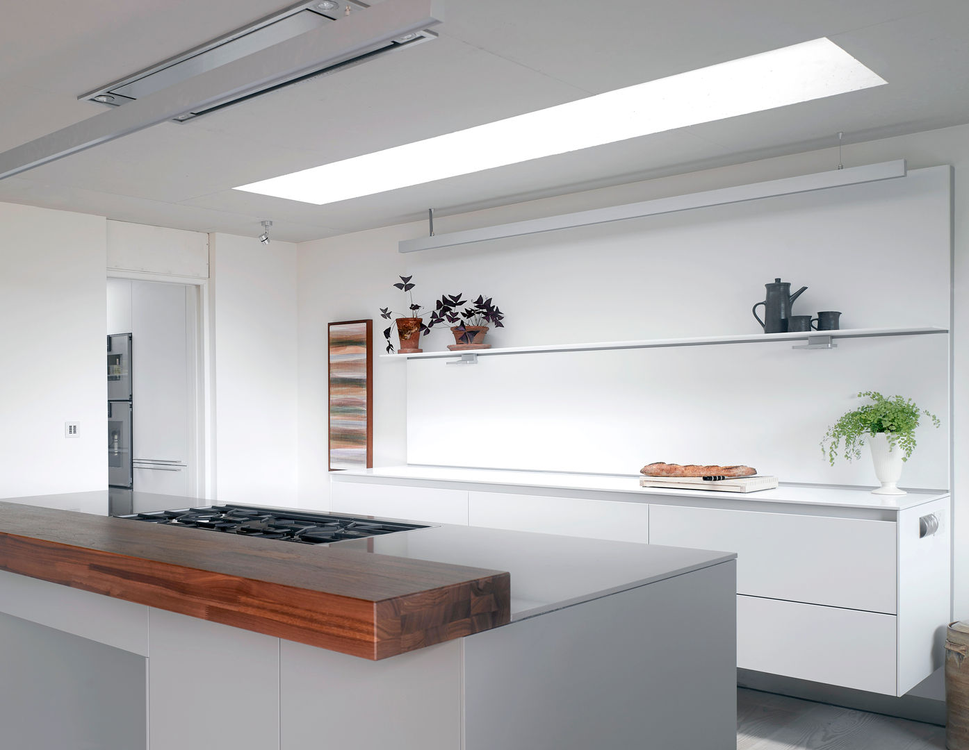 ​The kitchen at the house at Broad Street in Suffolk Nash Baker Architects Ltd 모던스타일 주방