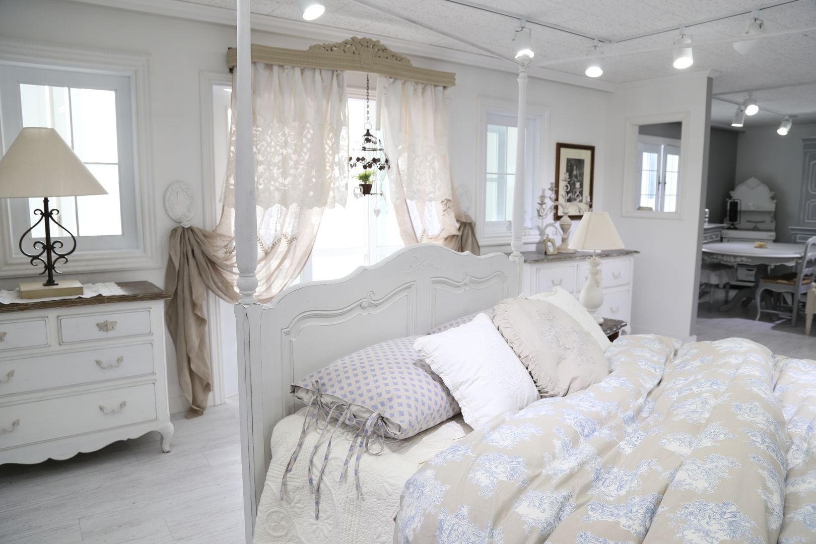Arles Bed, 쥬네드 마르셀 쥬네드 마르셀 北欧スタイルの 寝室 ベッド＆ヘッドボード