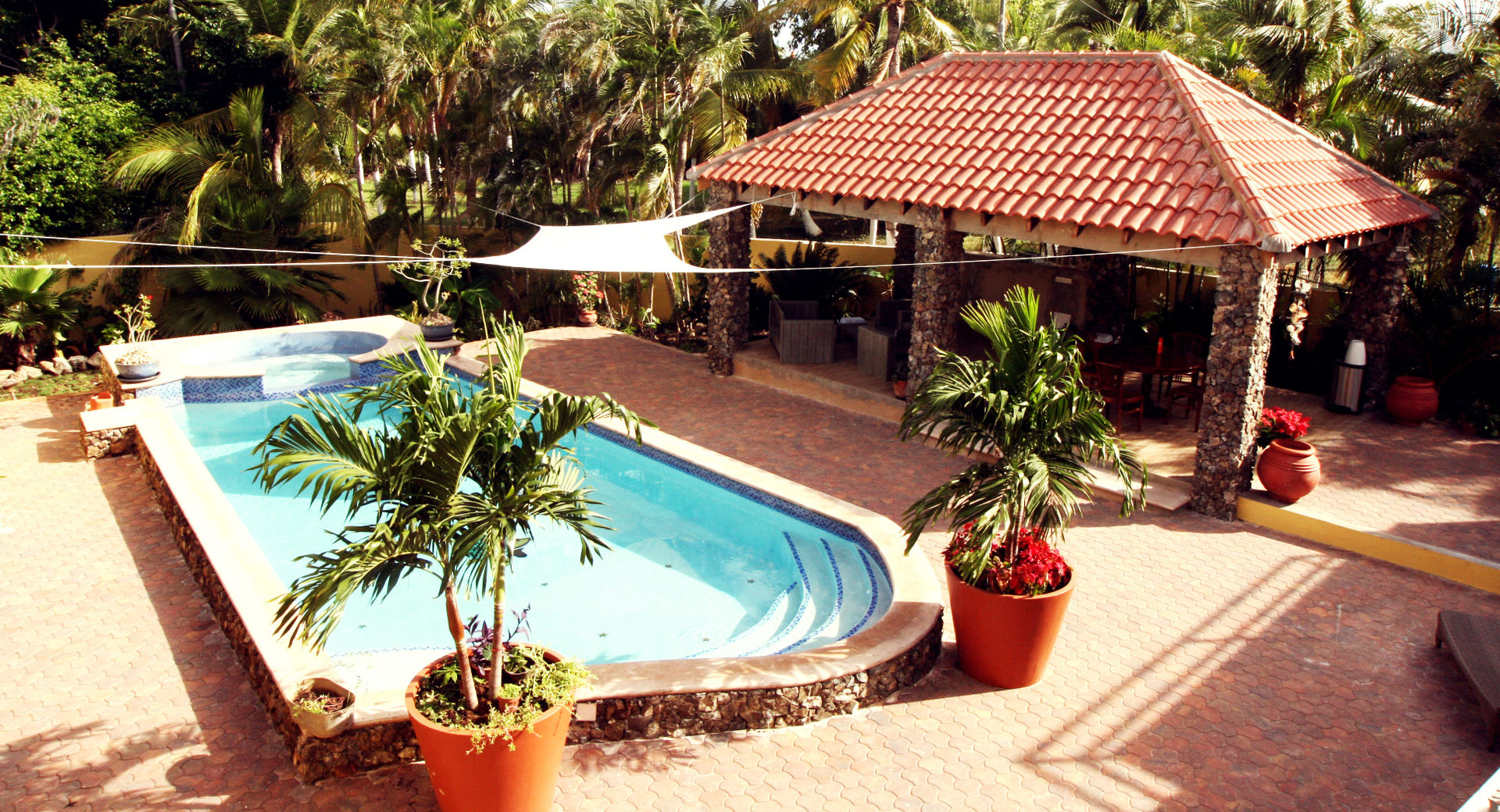 Casa Rokx, Willemstad Curaçao, architectenbureau Aerlant Cloin BNA architectenbureau Aerlant Cloin BNA Tropical style balcony, porch & terrace