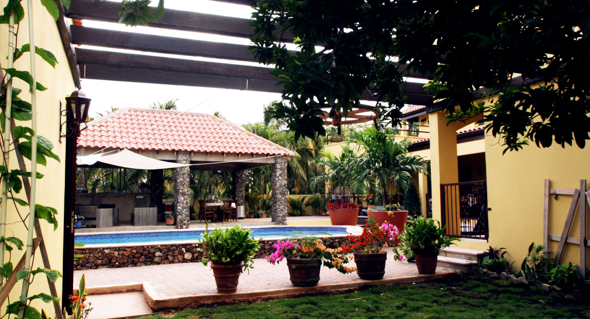 Casa Rokx, Willemstad Curaçao, architectenbureau Aerlant Cloin BNA architectenbureau Aerlant Cloin BNA Tropical style balcony, veranda & terrace