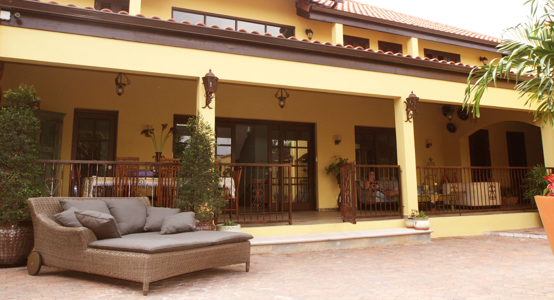 Casa Rokx, Willemstad Curaçao, architectenbureau Aerlant Cloin BNA architectenbureau Aerlant Cloin BNA Tropical style balcony, veranda & terrace